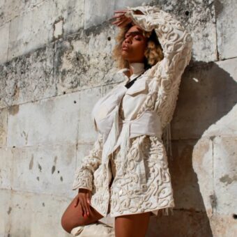  A brasilidade da periferia: a designer Mônica faz da ancestralidade sua marca