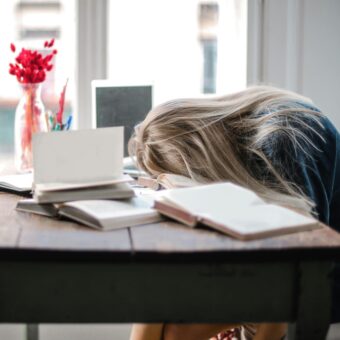  Síndrome de Burnout prejudica desempenho de alunos do ensino médio